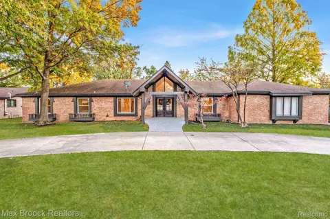 23271 Coventry Woods Ln, Southfield, MI 48034