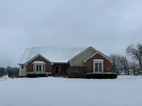 1910 W View Trl, Howell, MI 48843