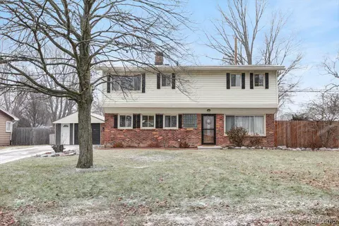 2222 Woodstock Dr, Port Huron, MI 48060