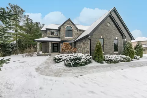 8484 Saddlewood Dr, Green Oak, MI 48116