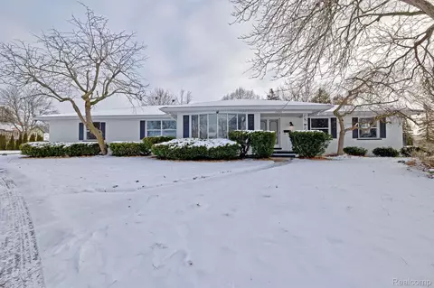 12951 Croftshire Dr, Grand Blanc, MI 48439