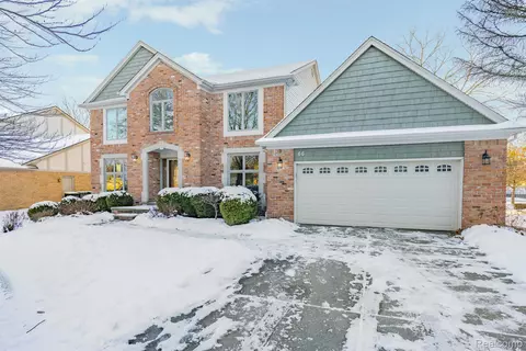 66 Stonetree Cir, Rochester Hills, MI 48309