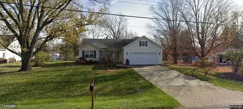 6098 Westview Dr, Grand Blanc, MI 48439
