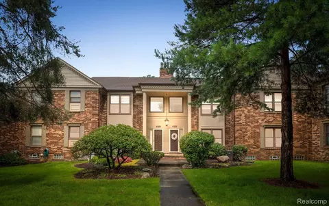 4382 Knightsbridge Ln, West Bloomfield, MI 48323