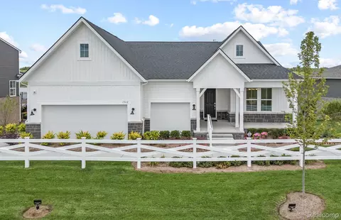 4151 Dogwood Dr, Milford, MI 48381
