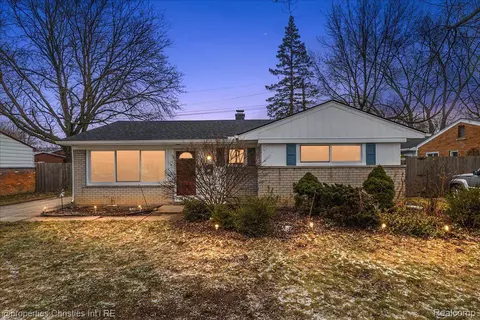 314 Kenyon Dr, Troy, MI 48083