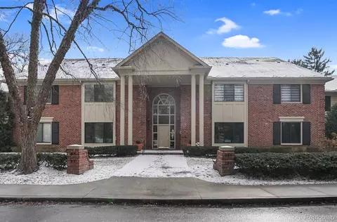 105 Barden Crt Ct #32, Bloomfield Hills, MI 48304