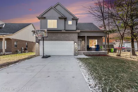 16530 Dort St, Roseville, MI 48066