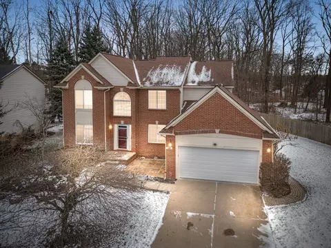 104 Chestnut Rdg, Walled Lake, MI 48390