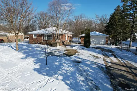 16143 Helen St, Southgate, MI 48195