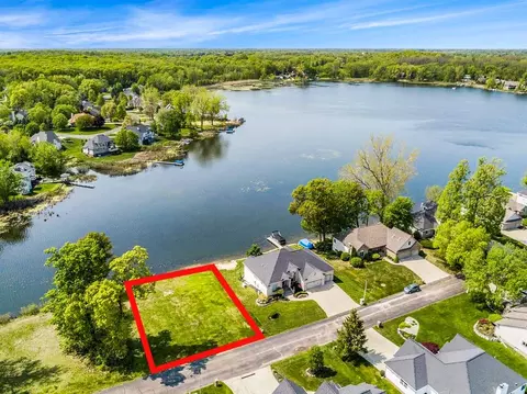 16124 Scenic View Dr, Fenton, MI 48451