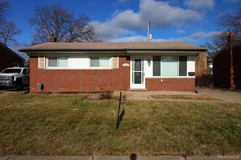 18585 Blue Is, Roseville, MI 48066