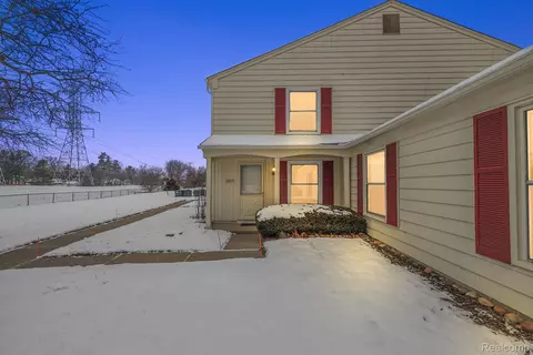 2925 Rockford, Orion, MI 48360