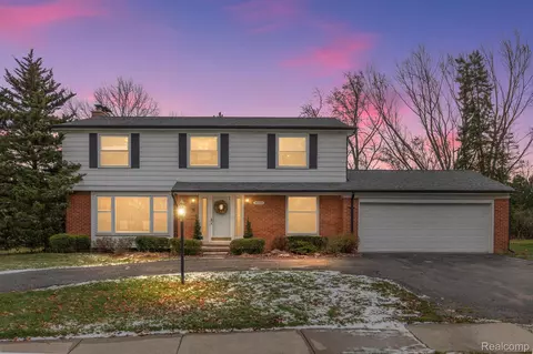 30388 Rock Creek Dr, Southfield, MI 48076