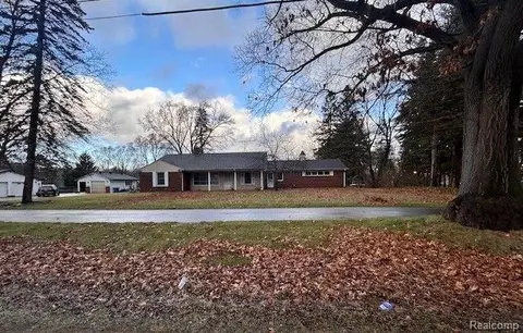 6300 Silver Lake Rd, Fenton, MI 48451