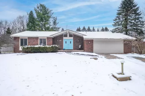 13581 Lakebrook Dr, Tyrone, MI 48430
