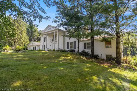 1863 Squirrel Rd, Bloomfield Hills, MI 48304