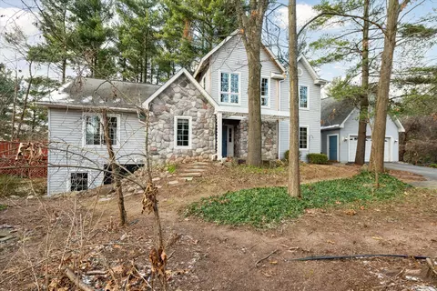 7811 N Kilkenny Dr, Brighton, MI 48116