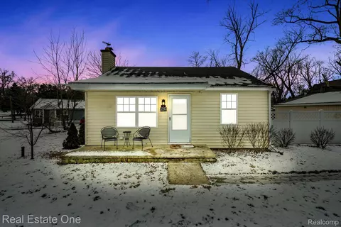 3270 Mapledale St, Commerce, MI 48382