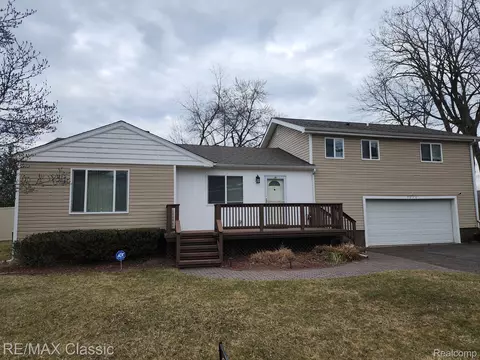 5076 Coshocton Dr, Waterford, MI 48327