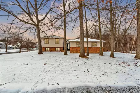 7820 Rampart Trl, Waterford, MI 48327