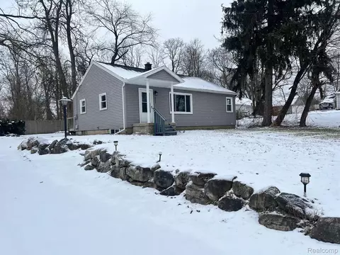3415 Clintonville Rd, Waterford, MI 48329
