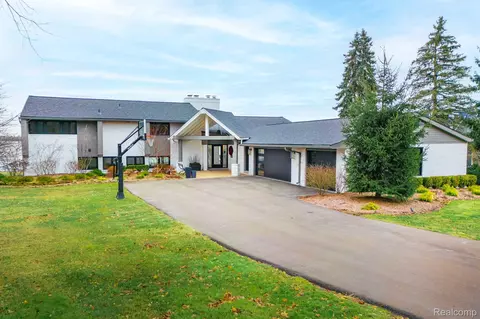 26247 E River Rd, Grosse Ile, MI 48138
