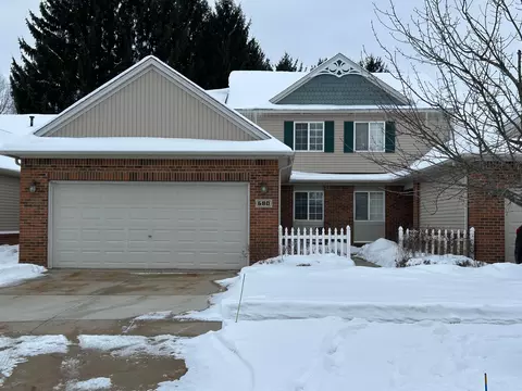 680 Shoreline Dr, Fenton, MI 48430