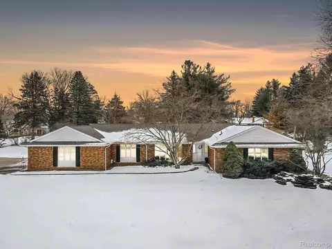 5187 Darby Cir, Oakland, MI 48306