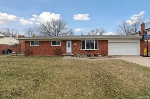 8414 Concord Rd, Grosse Ile, MI 48138