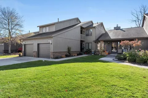 9841 Hawthorne Glen Dr, Grosse Ile, MI 48138