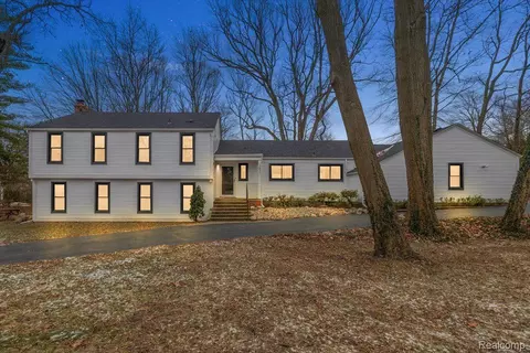 3831 Woodlake Dr, Bloomfield Hills, MI 48304