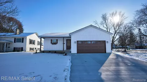 410 3rd St, Fenton, MI 48430