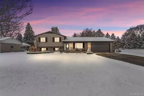 38485 Manchester St, Clinton Township, MI 48036