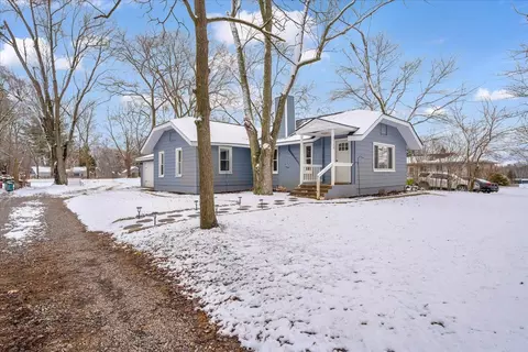 1715 Mercedes St, West Bloomfield, MI 48324