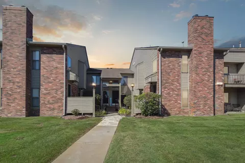 21520 Indian Creek Dr, Farmington Hills, MI 48335