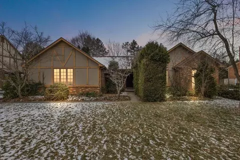39094 Plumbrook Dr, Farmington Hills, MI 48331