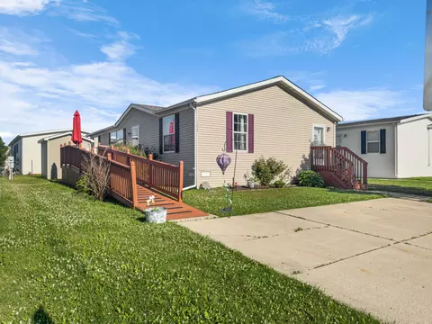 25840 Hanover Dr, Brownstown, MI 48134