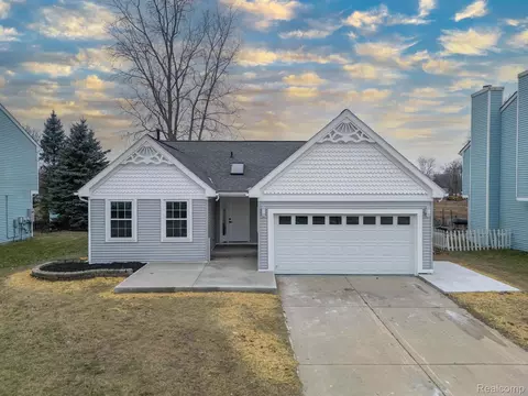 582 Thornhill Crt Ct, Belleville, MI 48111
