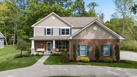 8422 Grays Dr, Grosse Ile, MI 48138