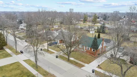 17727 Kennebec St, Riverview, MI 48193