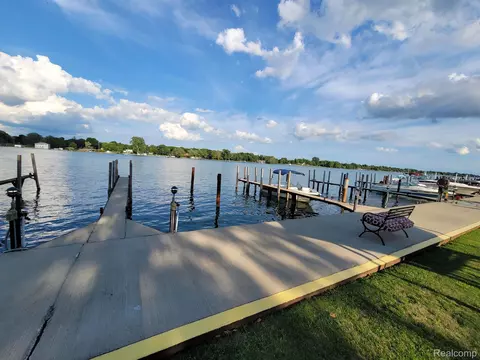 2419 Riverside Dr #202, Trenton, MI 48183