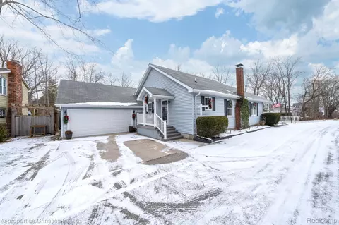 5263 S Locustwood Ave, Fort Gratiot, MI 48059