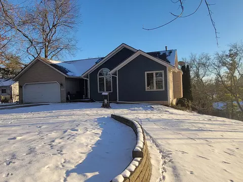 860 Golfview Dr, Orion, MI 48362