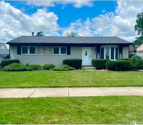 27114 S Mayfair Ave, Brownstown, MI 48183