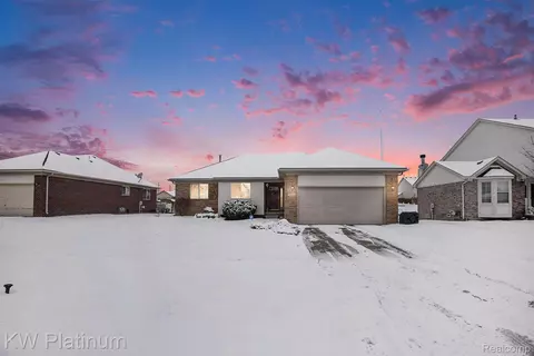 22435 Glen Oak Dr, Clinton Township, MI 48035