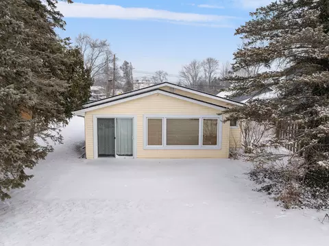 9800 Bluewater Dr, Pinckney, MI 48169