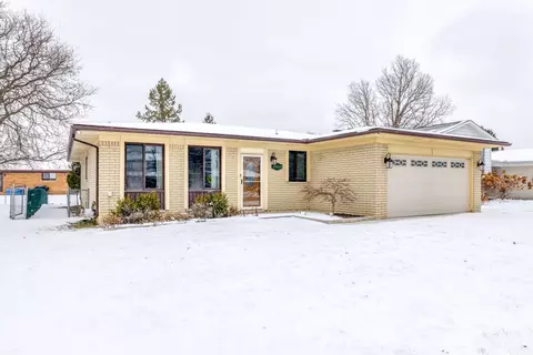 38648 Pinebrook Dr, Sterling Heights, MI 48310