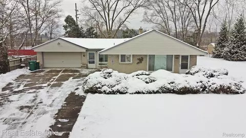4861 Rioview Dr, Independence, MI 48346