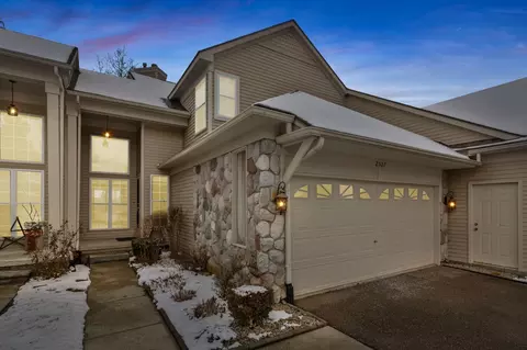 2527 Pine Dr, Wixom, MI 48393